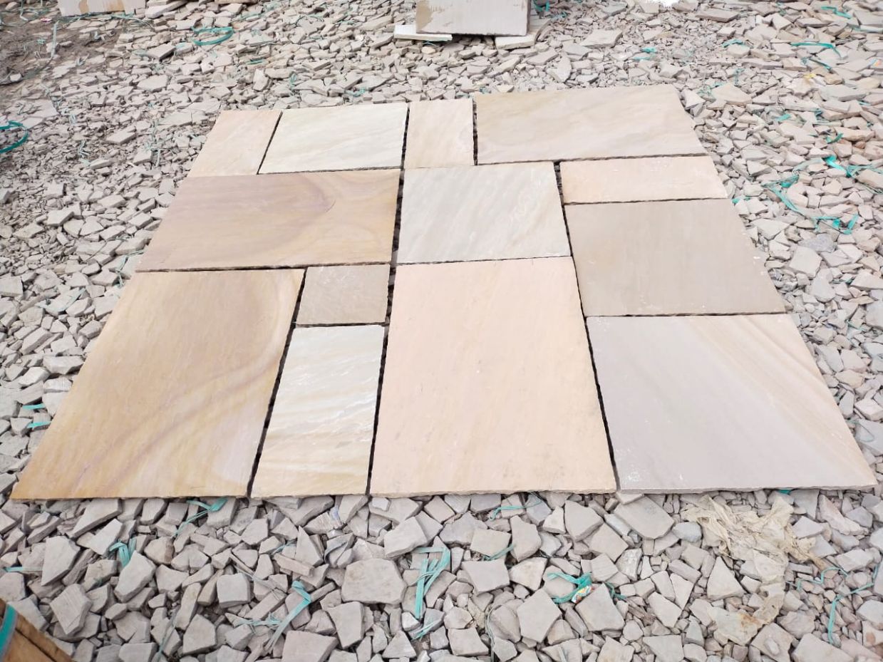 Rippon Buff sandstone paving slabs in mixed sizes